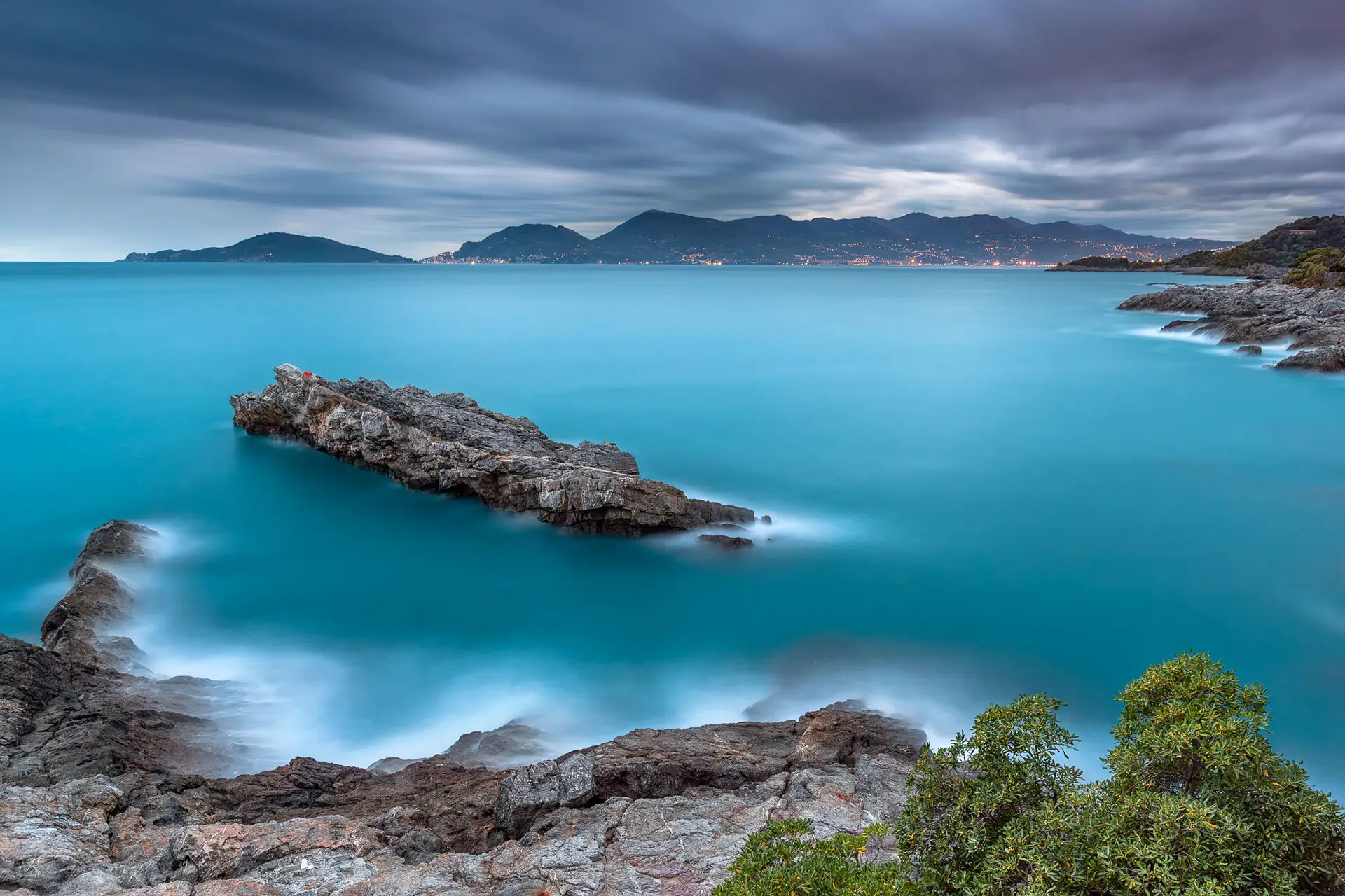 Paesaggio marino in lunga esposizione con colore uniforme e transizioni tonali naturali