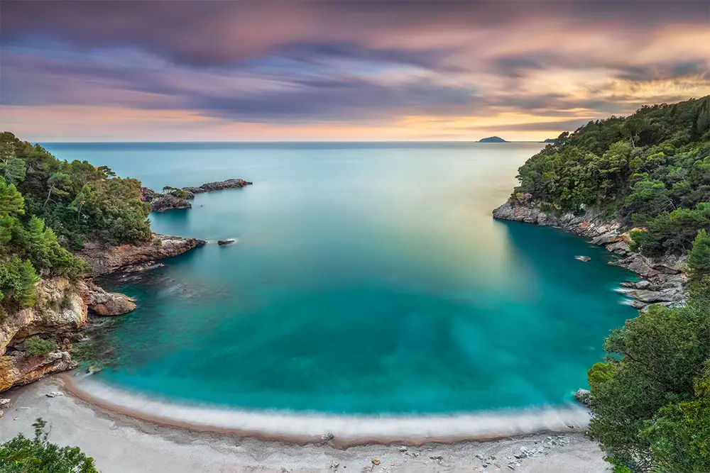 Paesaggio marino in lunga esposizione con luce controllata e resa finale coerente