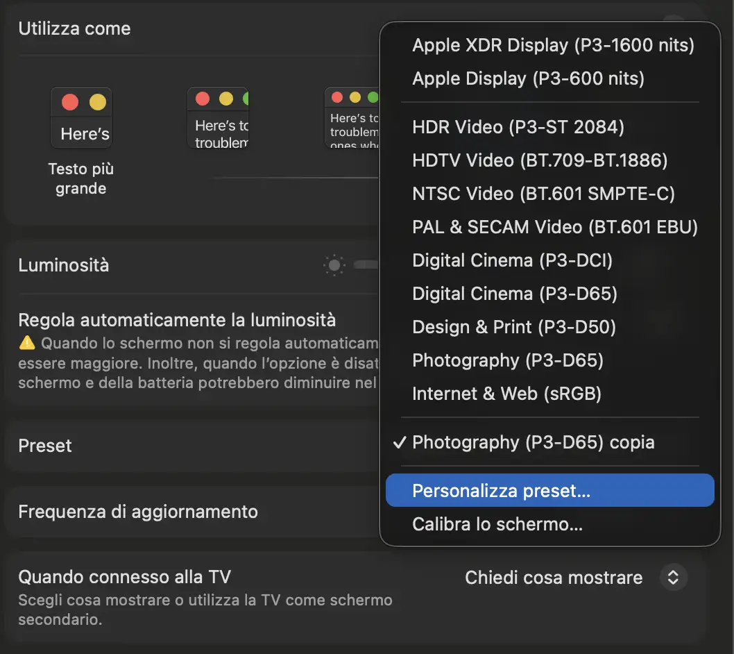 Selezione del preset professionale Photography P3 D65 nelle impostazioni display di macOS per il MacBook Pro Mini‑LED