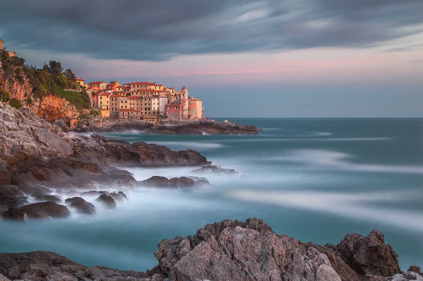 Paesaggio di Tellaro (La Spezia) in lunga esposizione dopo della post produzione RAW